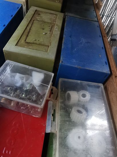 Fort lot de visserie et outillage (scie,...