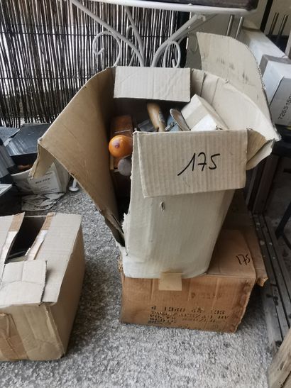 Fort lot de visserie et outillage (scie,...