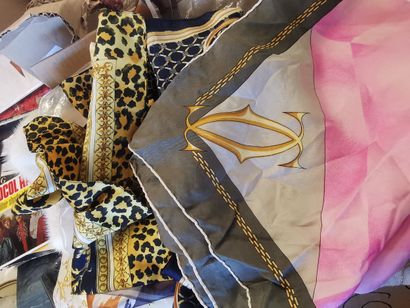 1 lot d'accessoires comprenant une robe en...