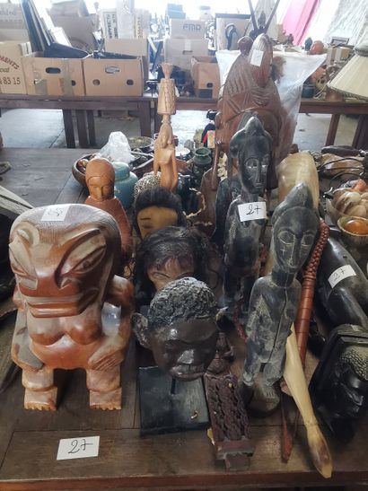 Ensemble de statues diverses matières et...