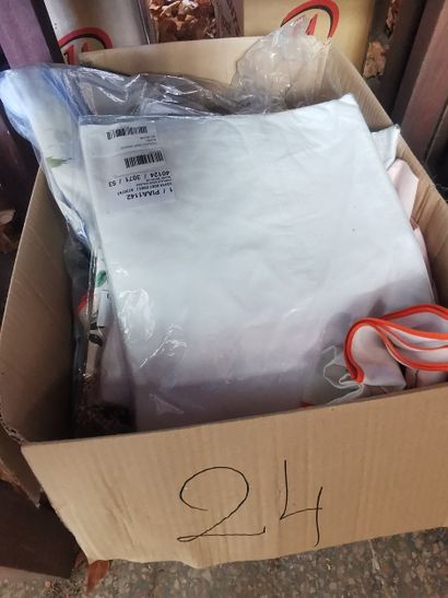 Lot de deux cartons de linge ancien brodé...