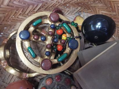 Deux corbeilles de petits bibelots et bijoux...