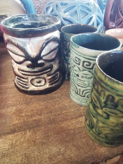Ensemble tasses, verseuse, broc en terre...