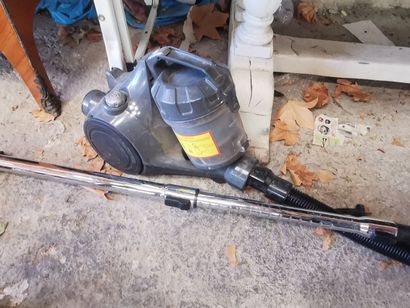 aspirateur sans sac on y joint un escabe...