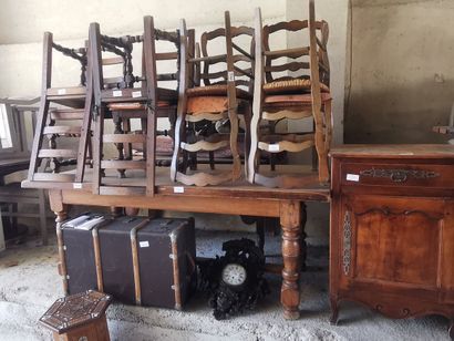 Lot comprenant : 1 selette, 1 table de ferme,...