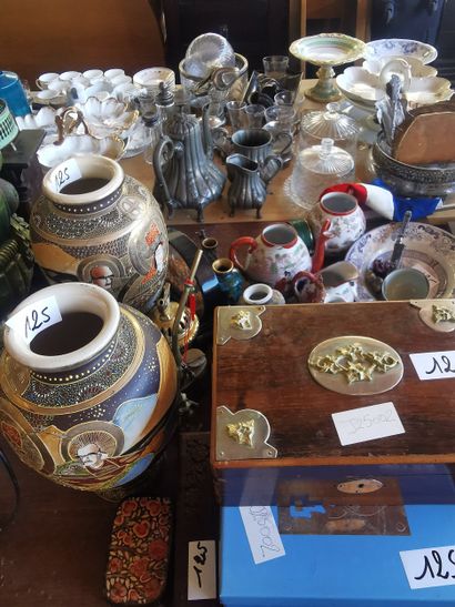 1 lot d'assiettes vases et bibelots asiatiques,...