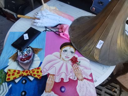 Lot d'objets divers comprenant : Pavillon,...