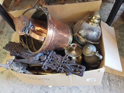 1 carton d'objets en ferraille dont cuivres...