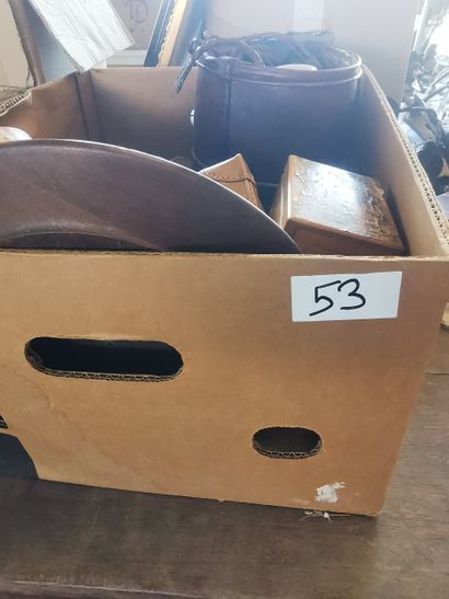 1 carton de boites diverses formes et pays...