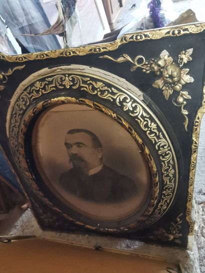 Lot de tableaux, miroirs, carton de bibelots...
