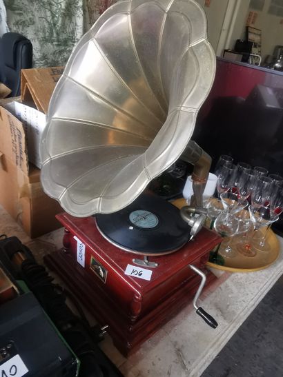 un tourne disque avec gramophone de marque...