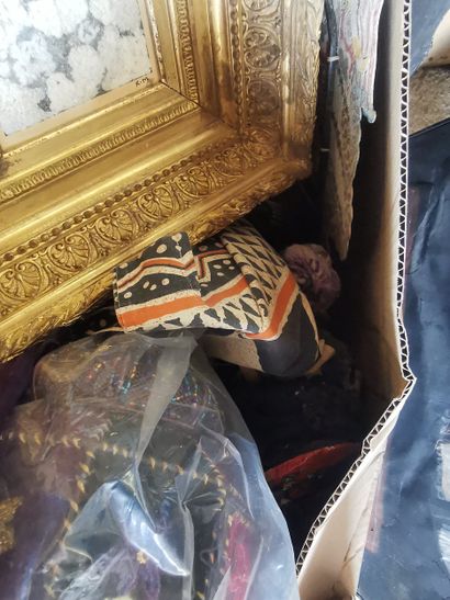 Lot de tableaux, miroirs, carton de bibelots...