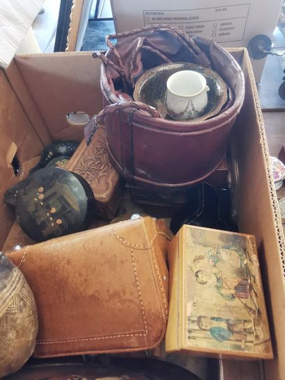 1 carton de boites diverses formes et pays...