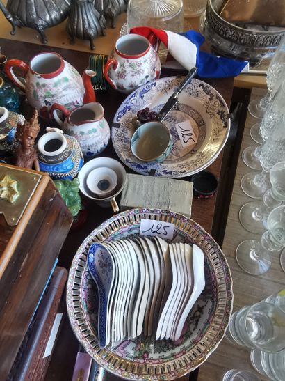 1 lot d'assiettes vases et bibelots asiatiques,...
