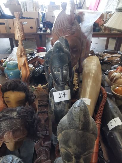 Ensemble de statues diverses matières et...
