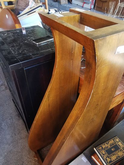 ensemble de meubles comprenant 2 tables basses,...