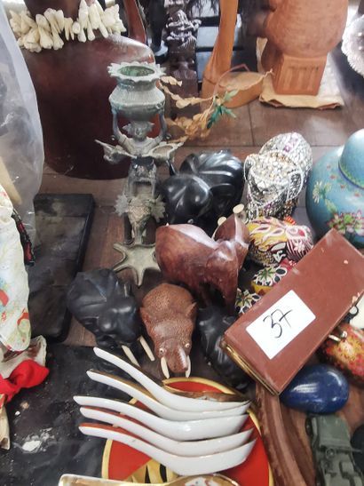 Lot d'objets décoratifs asiatiques comprenant...