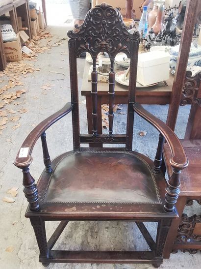 un fauteuil assise en cuir bois teinté