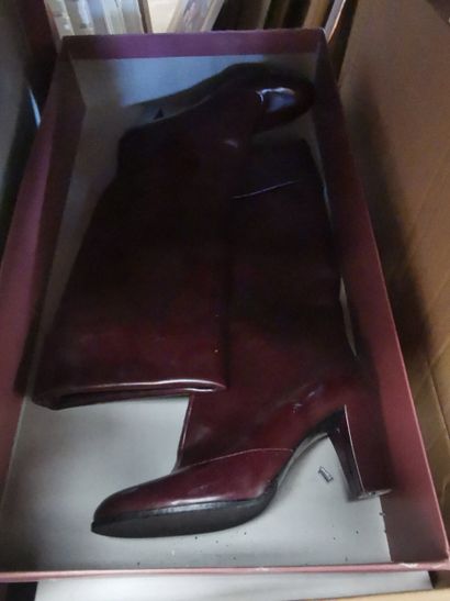Deux cartons de chaussures,vetements et ...