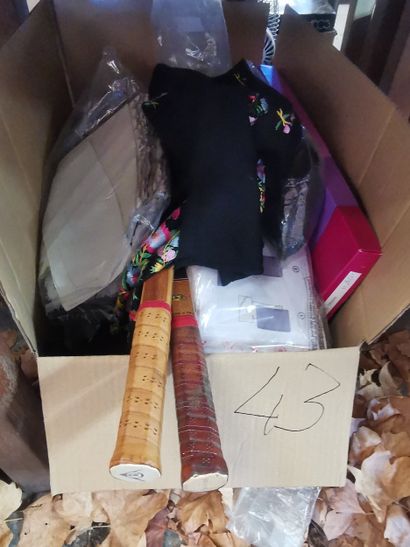 4 cartons et 1 corbeille de fond de mais...