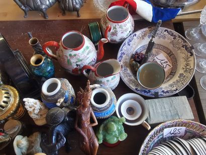 1 lot d'assiettes vases et bibelots asiatiques,...