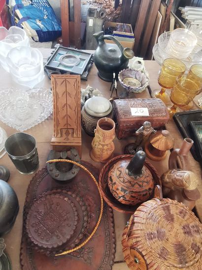 Intégralité du dessus de table comprenant:...