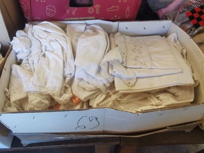 deux cartons de linge ancien brodé , un carton...