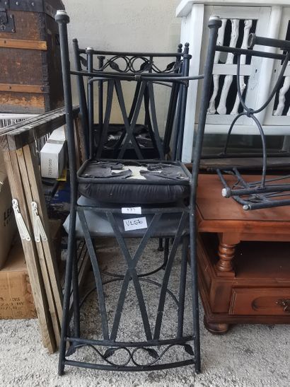 Lot comprenant : 1 table ronde, 6 chaises...