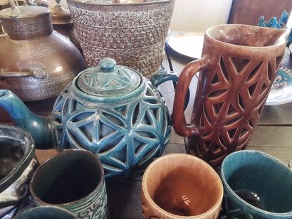 Ensemble tasses, verseuse, broc en terre...