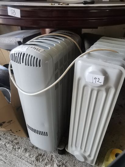2 radiateurs électriques à roulettes, 1 carton...