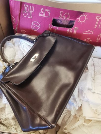 1 lot d'accessoires comprenant une robe en...