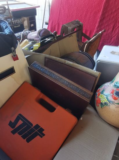 fort lot comprenant bibelots , tissus , lampe...