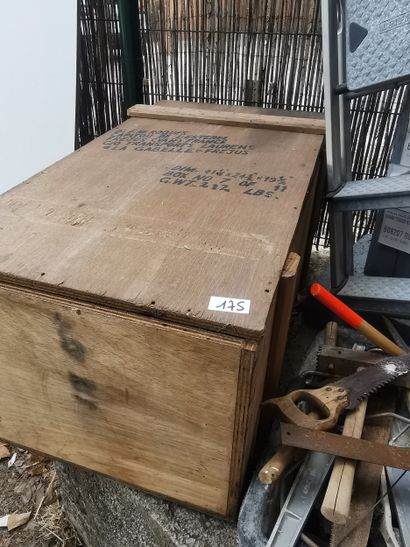 Fort lot de visserie et outillage (scie,...