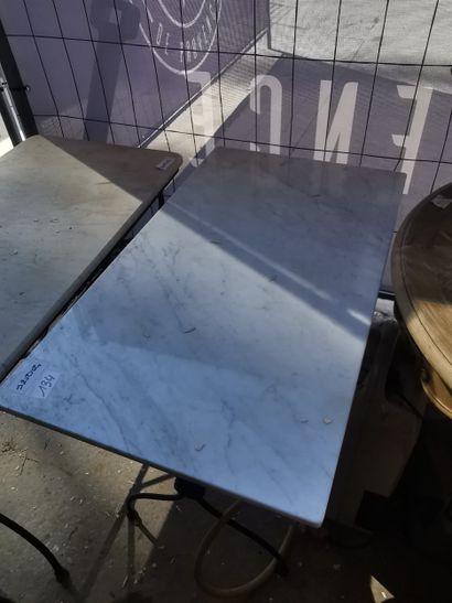 2 tables de bistro dessus marbre pied en...