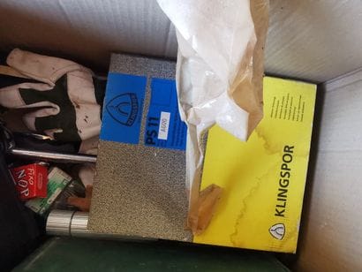 un carton d'outillages avec un perforateur...