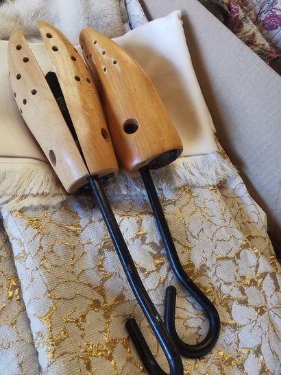 1 lot d'accessoires comprenant une robe en...