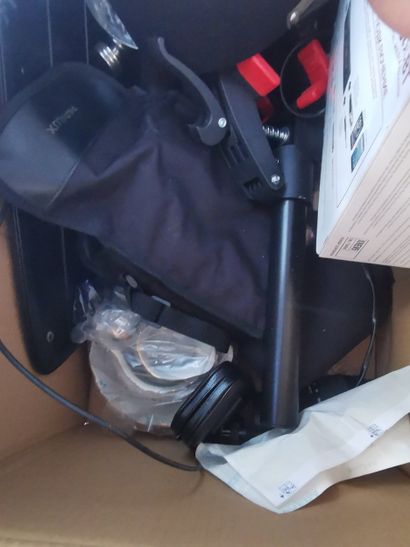 lot de 2 cartons, casque de vélo , pompe...
