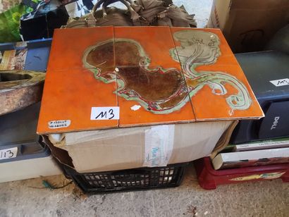 lot comprenant bibelots , livres , top case...