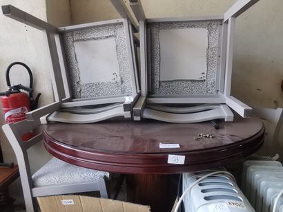 Lot comprenant : 1 table ronde, 6 chaises...