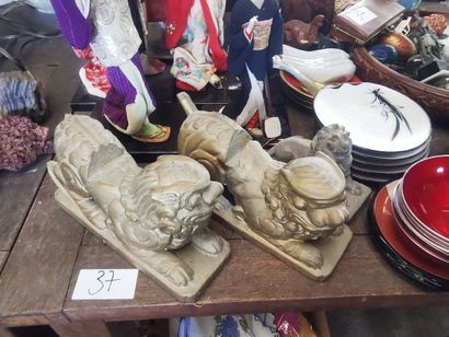Lot d'objets décoratifs asiatiques comprenant...