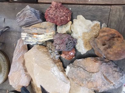 Lot de pierres, cristaux et cinq couteaux...