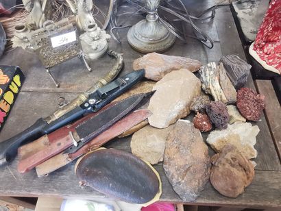 Lot de pierres, cristaux et cinq couteaux...