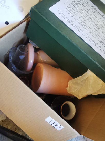 lot de 3 cartons de vaisselles, fond de maison,...