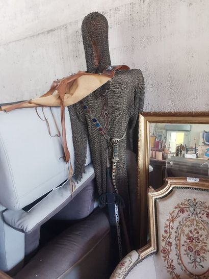 Sur un manequin : côte de maille et tunique...