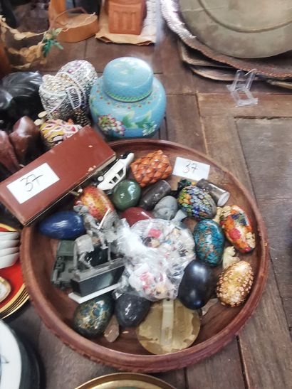 Lot d'objets décoratifs asiatiques comprenant...