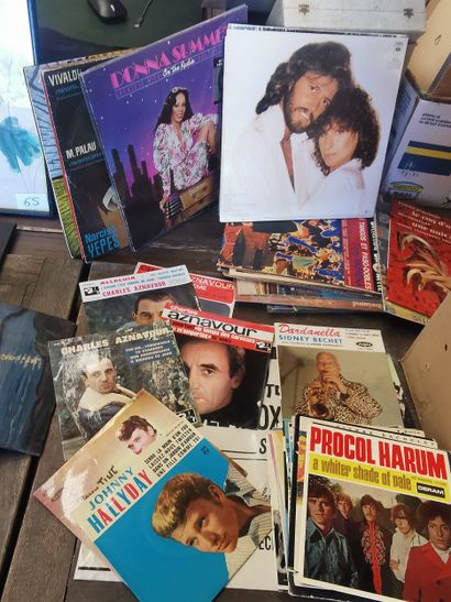 lot de disques 45 et 33 tours dont Aznavour...