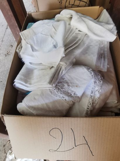 Lot de deux cartons de linge ancien brodé...