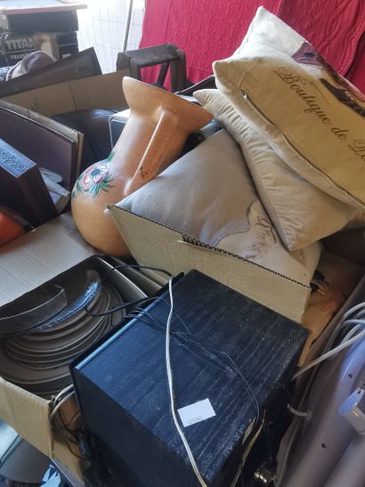 fort lot comprenant bibelots , tissus , lampe...