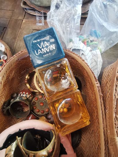 Deux corbeilles de petits bibelots et bijoux...