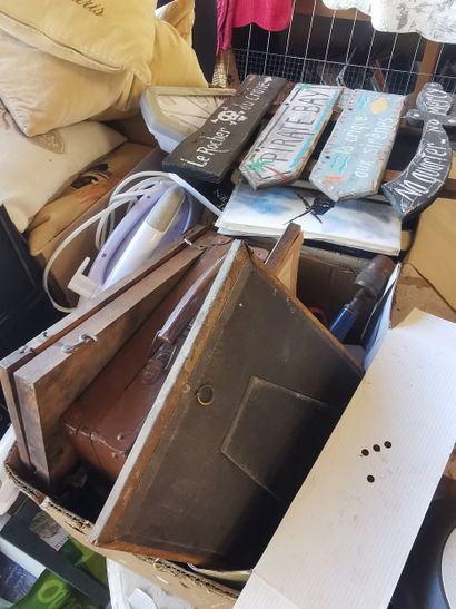 fort lot comprenant bibelots , tissus , lampe...
